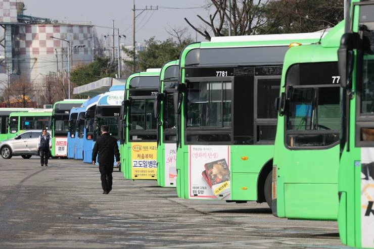 Hàn Quốc: Tài xế xe buýt ở thủ đô Seoul đình công đòi tăng lương